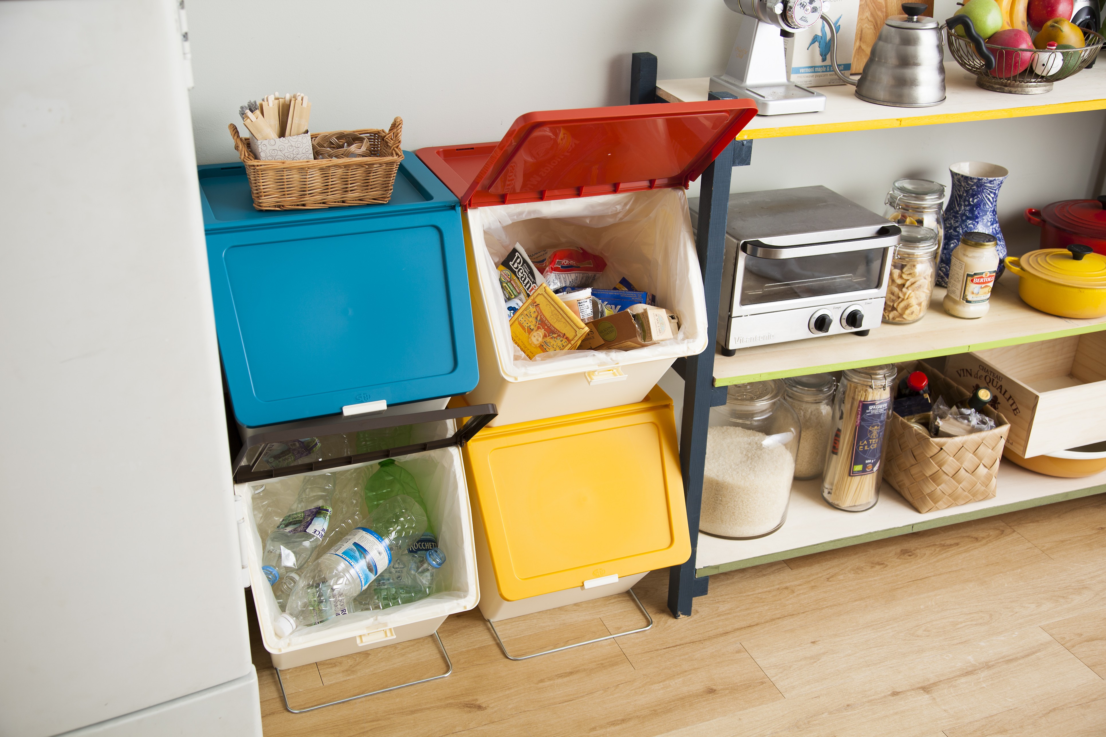 重なるゴミ箱でキッチンの空間有効活用「pelican garbee ブラック
